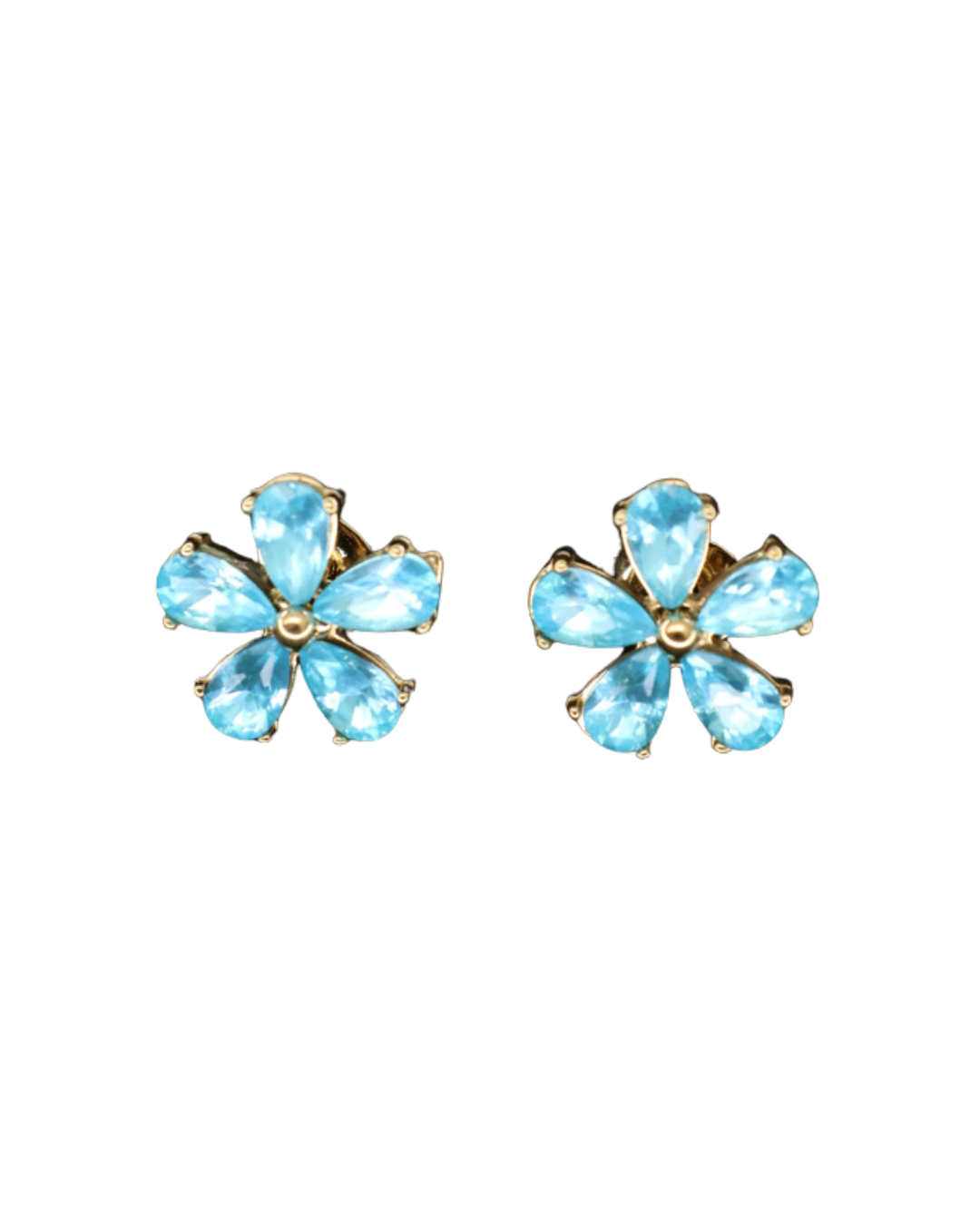 Blumenohrringe von "Dottilove" in hellem Blau mit goldenen Akzenten liegen auf einem weißen Hintergrund