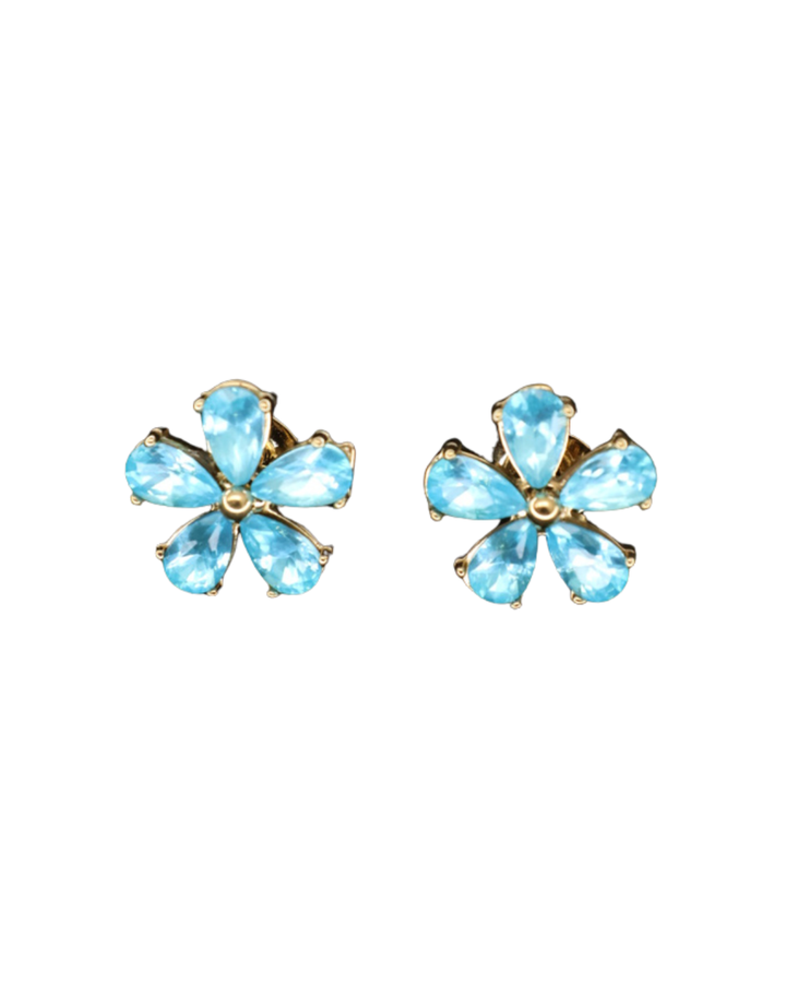 Blumenohrringe von "Dottilove" in hellem Blau mit goldenen Akzenten liegen auf einem weißen Hintergrund