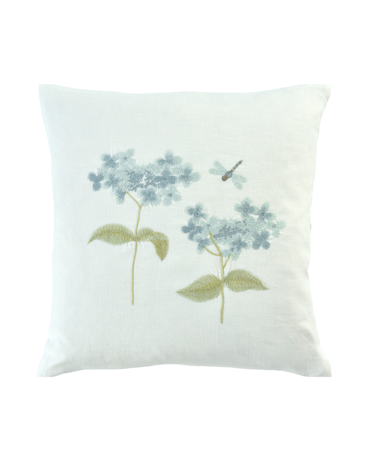 Weißer Leinen-Kissenbezug „Damsel“ von Sander mit blauer Hortensien-Stickerei und kleiner Libelle auf der Vorderseite.