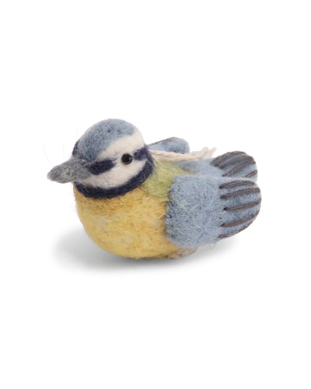 Handgefertigter Blaumeisen Filzanhänger von Gry & Sif vor weißem Hintergrund. Der kleine Vogel zeigt eine gelbe Brust, blaugraue Flügel und einen markanten schwarzen Augenstreif. Er ist detailreich gearbeitet, wirkt lebensecht und eignet sich als fröhliche Dekoration für Zweige, Fenster oder Tisch – das ganze Jahr über.