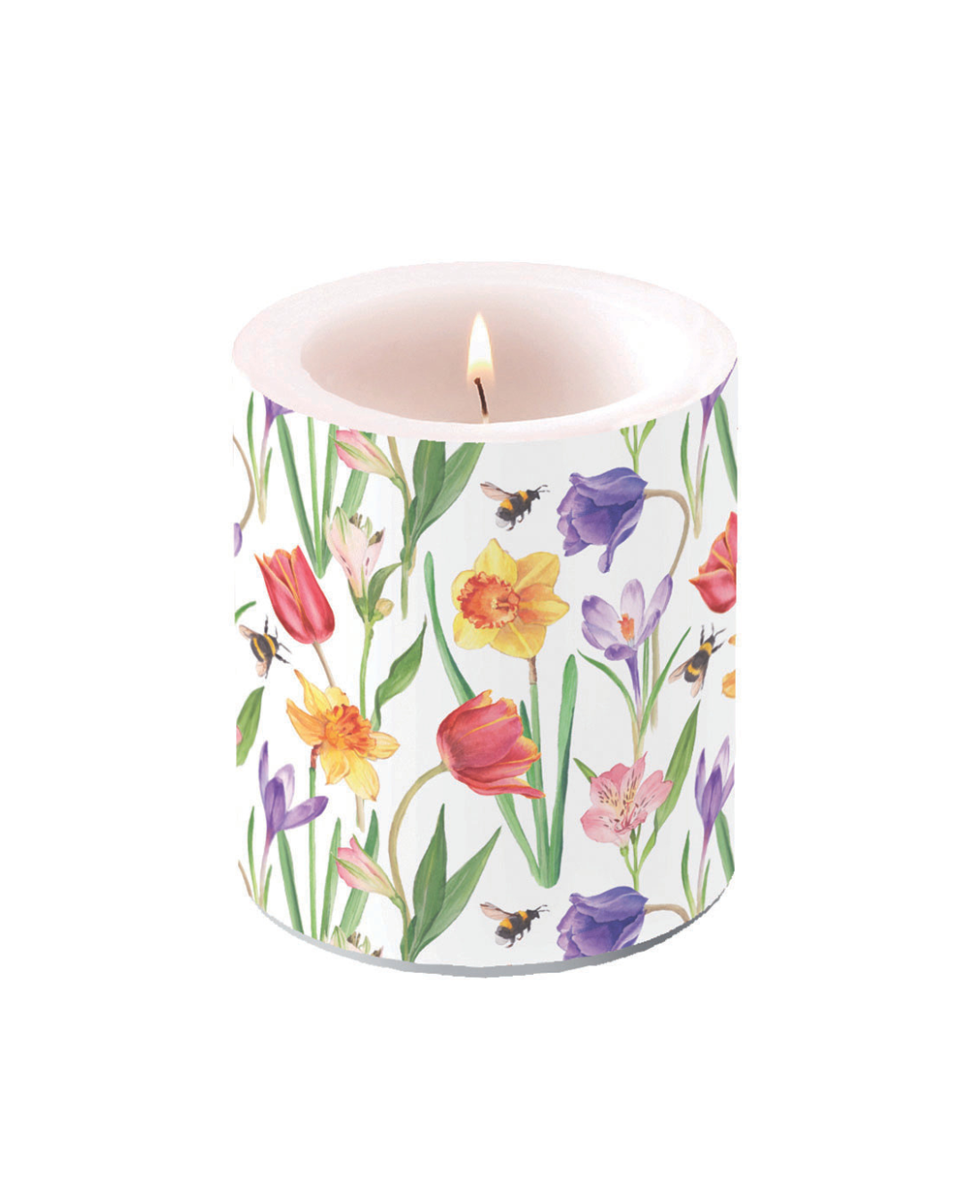 Zylindrische Kerze mit Frühlingsblumenmotiv (Tulpen, Narzissen, Krokusse) der Marke Ambiente, brennend, isoliert auf weißem Hintergrund.