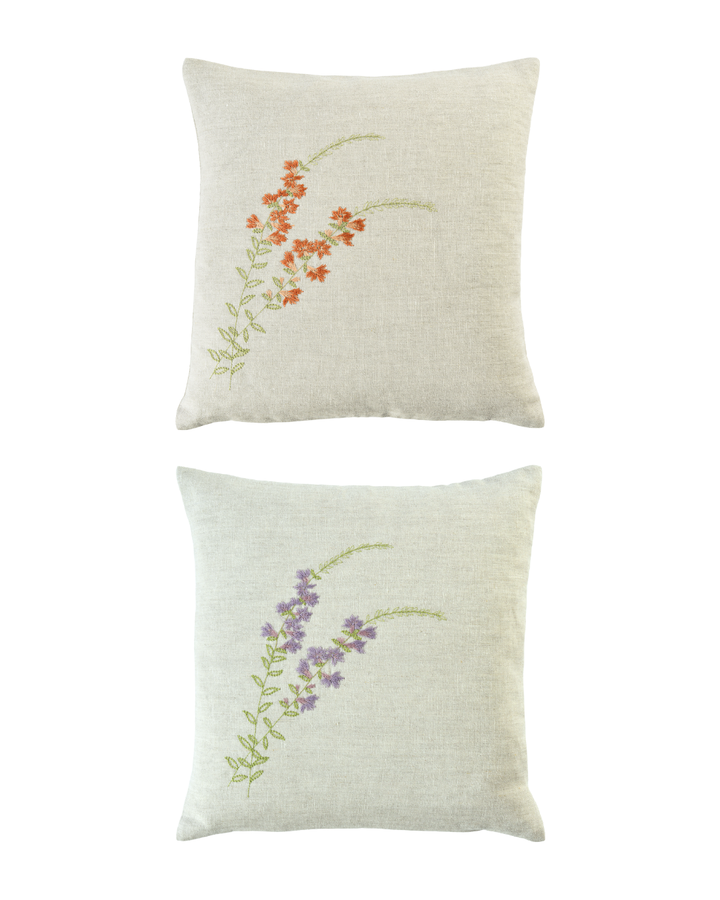 Übersicht der Blumen Kissenbezüge „Sunny Meadow“ von Sander mit bestickten Blütenzweigen in lila und korallenfarbenen Varianten.