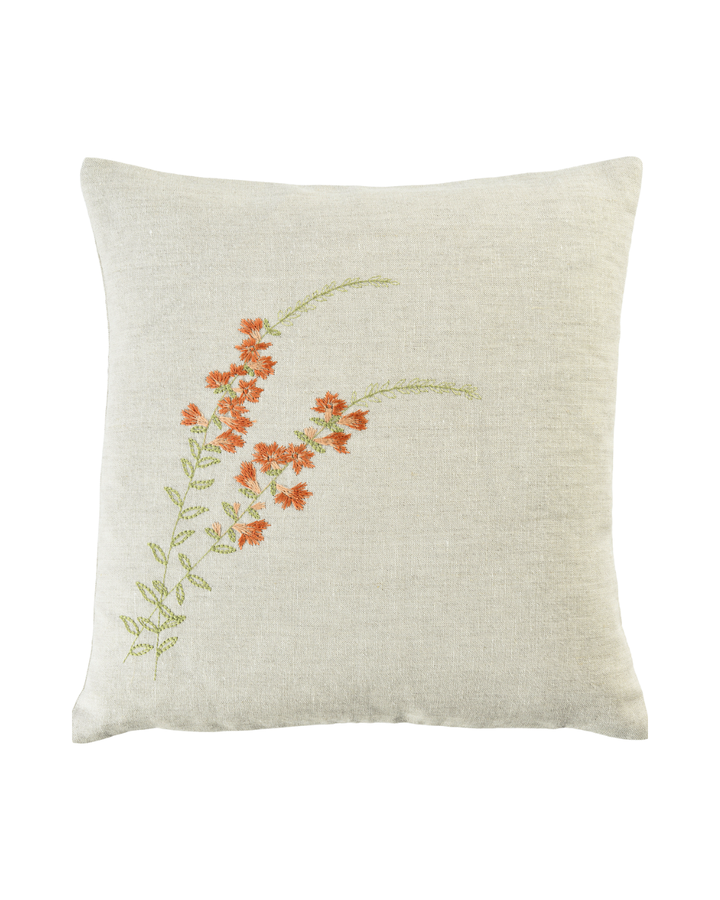 Leinen-Kissenbezug „Sunny Meadow“ von Sander mit korallenfarbener Blumenstickerei auf hellem Naturstoff.