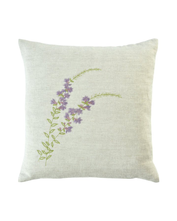 Leinen-Kissenbezug „Sunny Meadow“ von Sander mit lila Blumenstickerei und zartem Blütenzweig-Motiv.