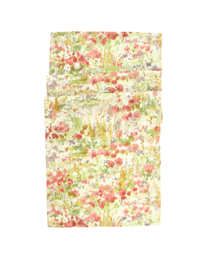 Blumen Tischläufer „Perugia“ von Sander in der Farbe Honey mit lockerem Blumenmuster in warmen Naturtönen vor weißem Hintergrund.