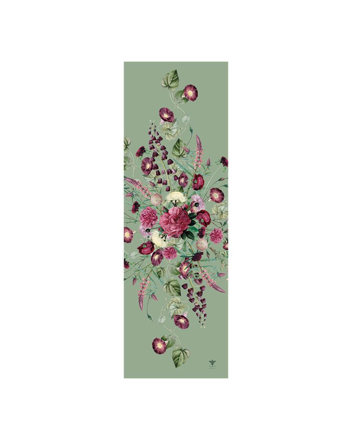 Ein vertikaler Ausschnitt des Tischläufers "Blossom Garden" von Koustrup & Co., der die floralen Muster in Rosa und Grün auf dem Leinenstoff zeigt. Die natürliche Farbgebung und die Leinenstruktur sind gut zu sehen.