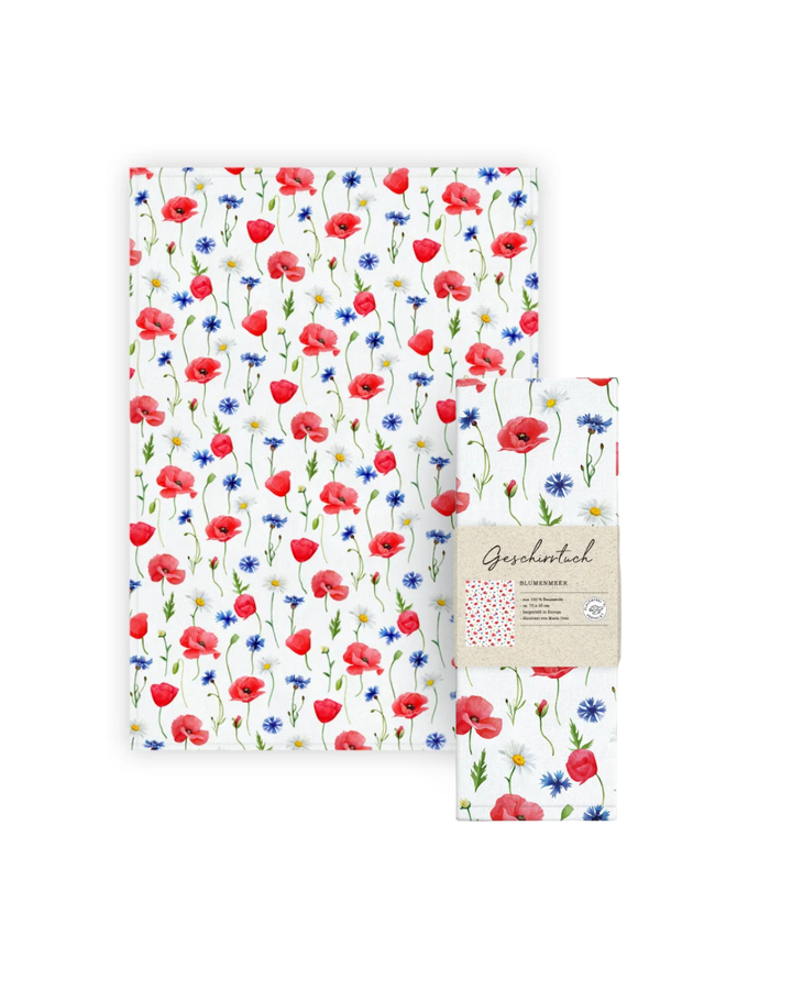 Geschirrtuch „Blumenmeer“ vom Grätz Verlag mit dicht verteilten Illustrationen aus roten Mohnblumen, blauen Kornblumen und weißen Margeriten auf hellem Hintergrund, flach ausgelegt.