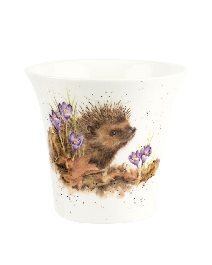 Weißer Blumentopf von Wrendale Designs aus Porzellan mit Igel-Motiv von Hannah Dale und violetten Krokussen auf weißem Hintergrund.