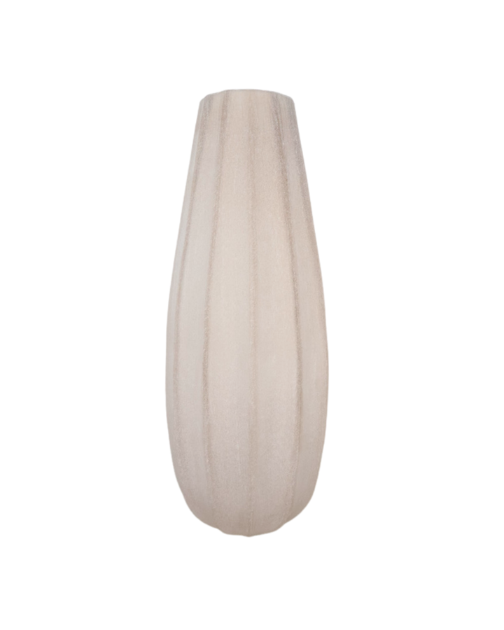 Hellbraune Blumenvase Bradley von Light & Living auf hellem Hintergrund.