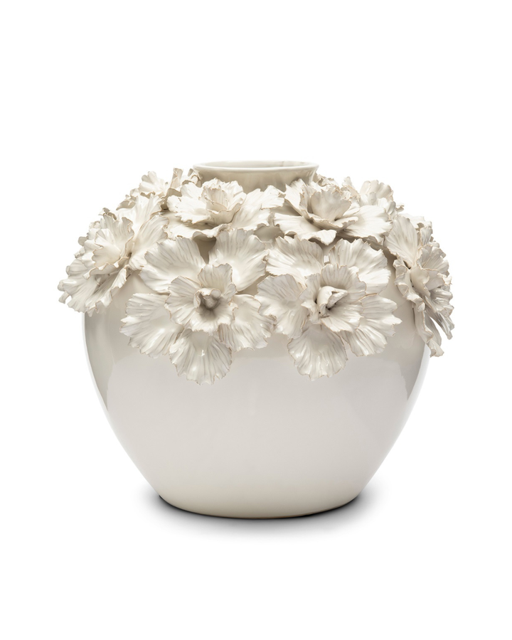 Runde Blossom Vase von Rivièra Maison mit kunstvollen Porzellanblüten in Cremefarbe