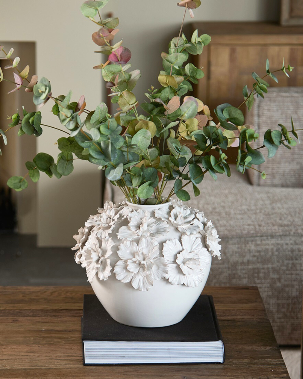 Blossom Vase von Rivièra Maison dekoriert mit Eukalyptuszweigen auf einem Wohnzimmertisch