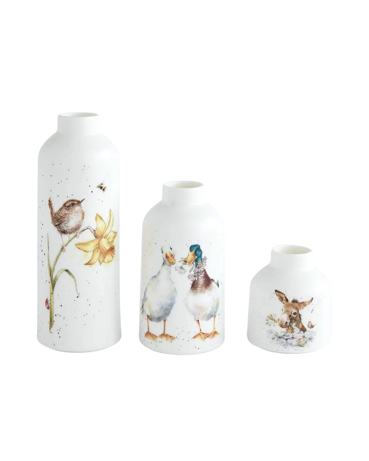 3er Set Blumenvasen von Wrendale Designs. mit Vogel, Enten und Esel Motiv vor weißem Hintergrund.