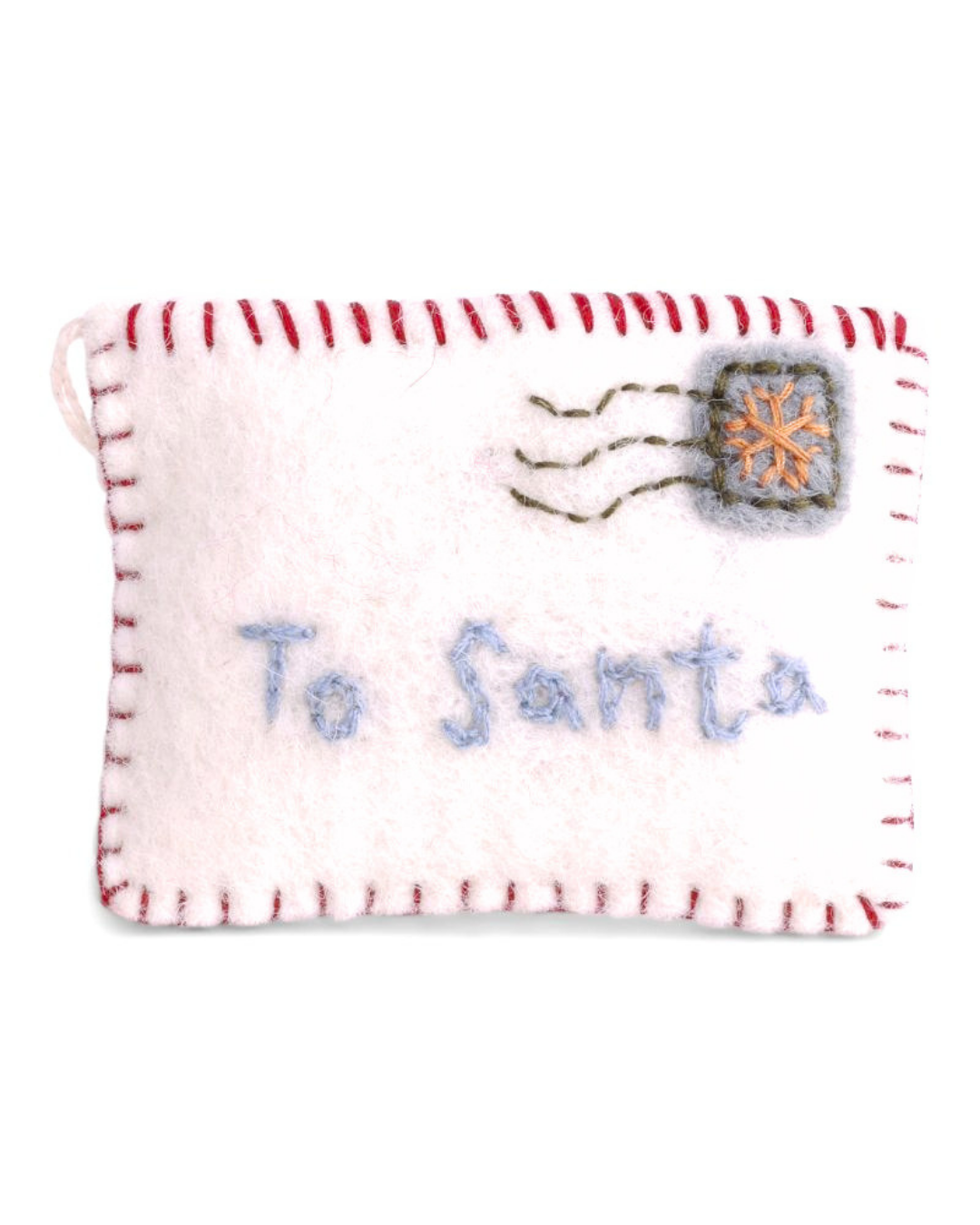 Weihnachtlicher Filzanhänger "Letter to Santa" von Gry & Sif mit Aufschrift "to Santa" in hellblau. Eine kleine Briefmarke und eine dekorative rote Naht rund um den Umschlag sind weitere dekorative Details.