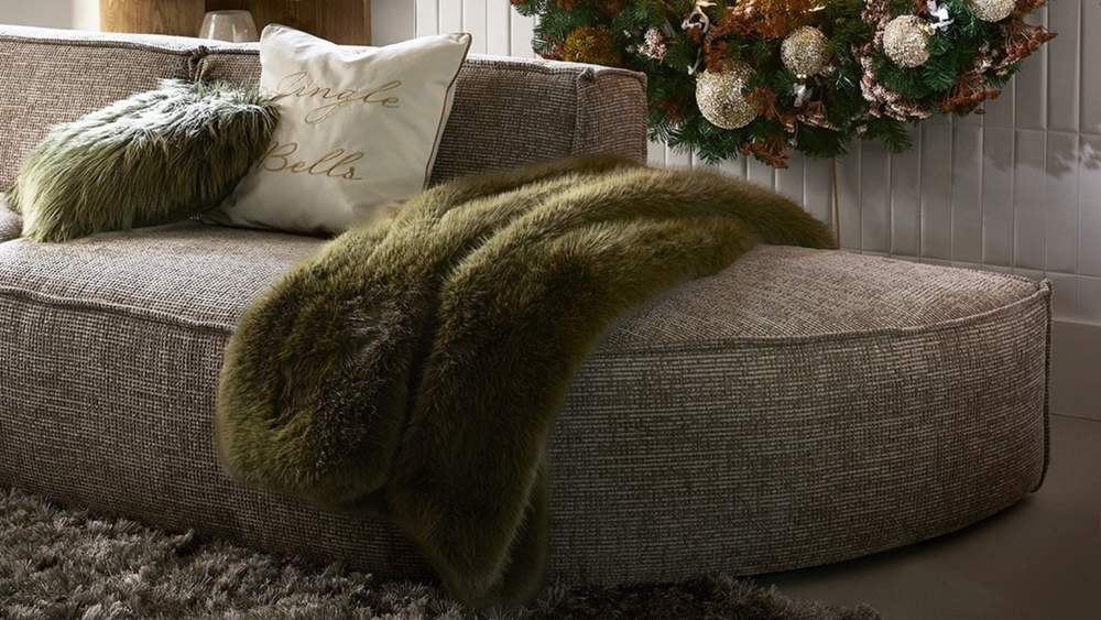 Bromont Decke und Kissen auf einer Couch von Rivièra Maison.