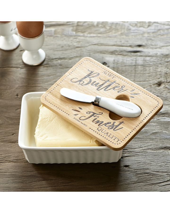 Butterdose „Finest Quality Butter Dish“ von Rivièra Maison mit Butter und Messer auf einem gedeckten Frühstückstisch.