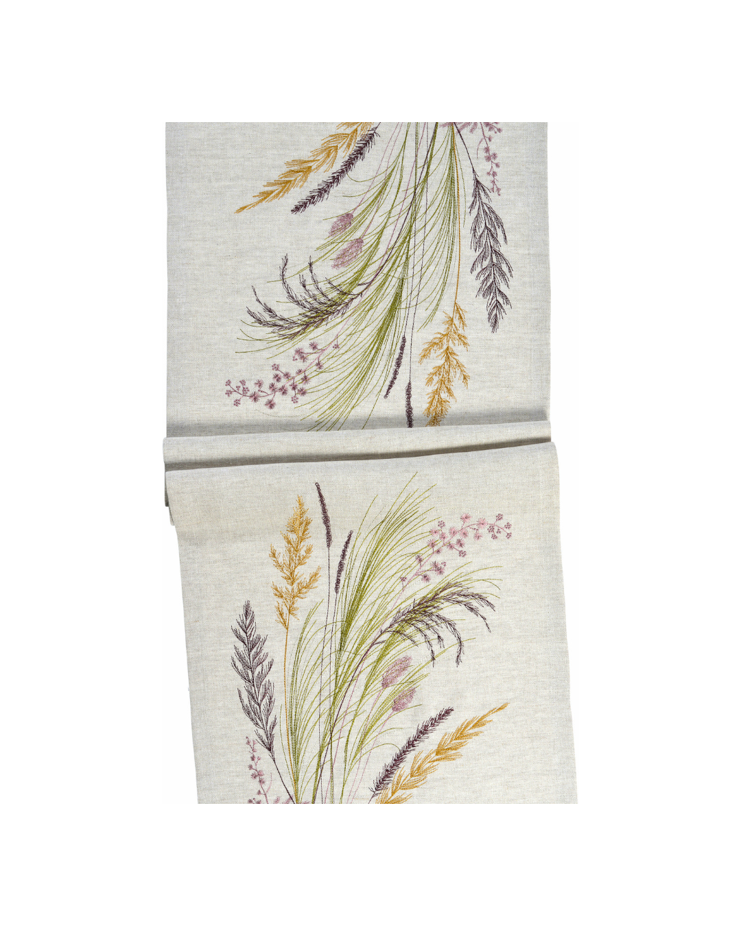 Tischläufer Chatham von Sander vor weißem Hintergrund. Der naturfarbene Leinenstoff ist mit kunstvoll gestickten Gräsern in Grün-, Gold- und Violetttönen – ein exklusives Wohntextil.