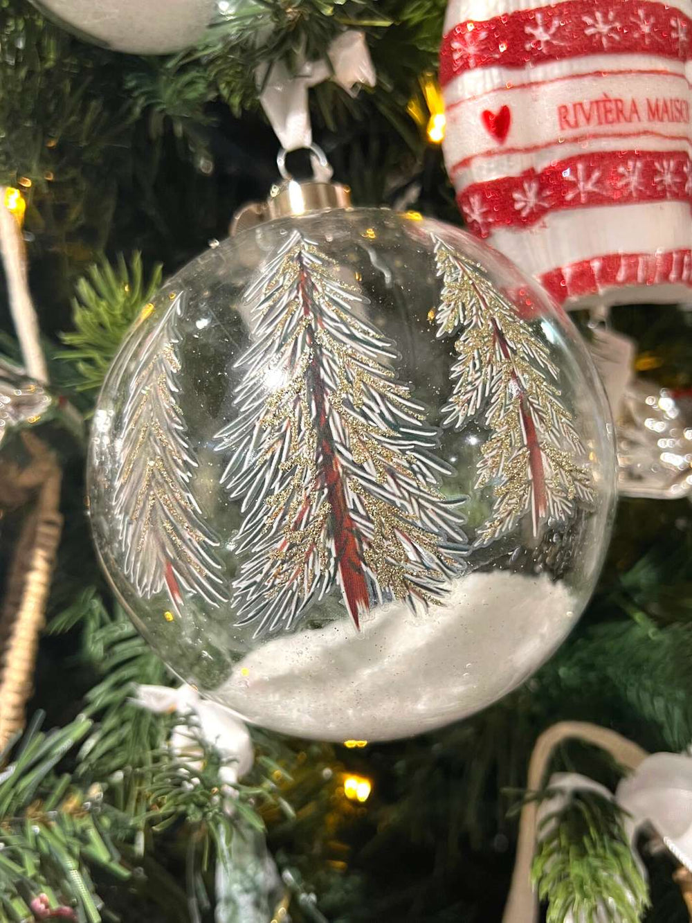 Weihnachtsbaumkugel Christmas Forest Ornament von Rivièra Maison in einem bunt geschmückten Weihnachtsbaum.