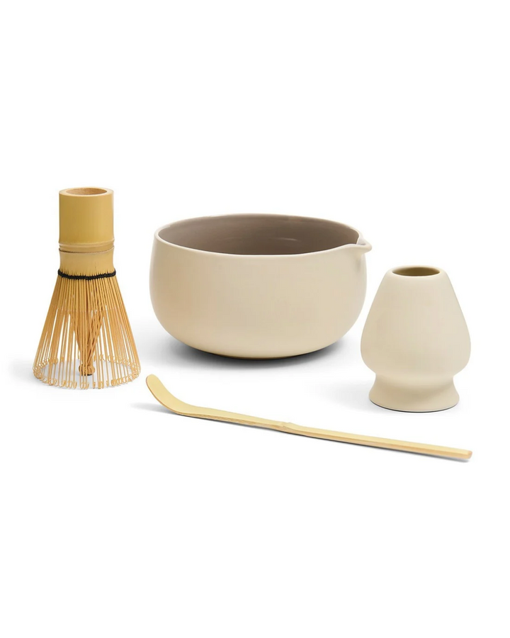 Vierteiliges Matcha Bowl &amp; Whisk Set "Clement" von Riviera Maison. Hellbeige Schüssel und Quirlhalter mit Rührlöffel und Quirl aus hellem Holz.