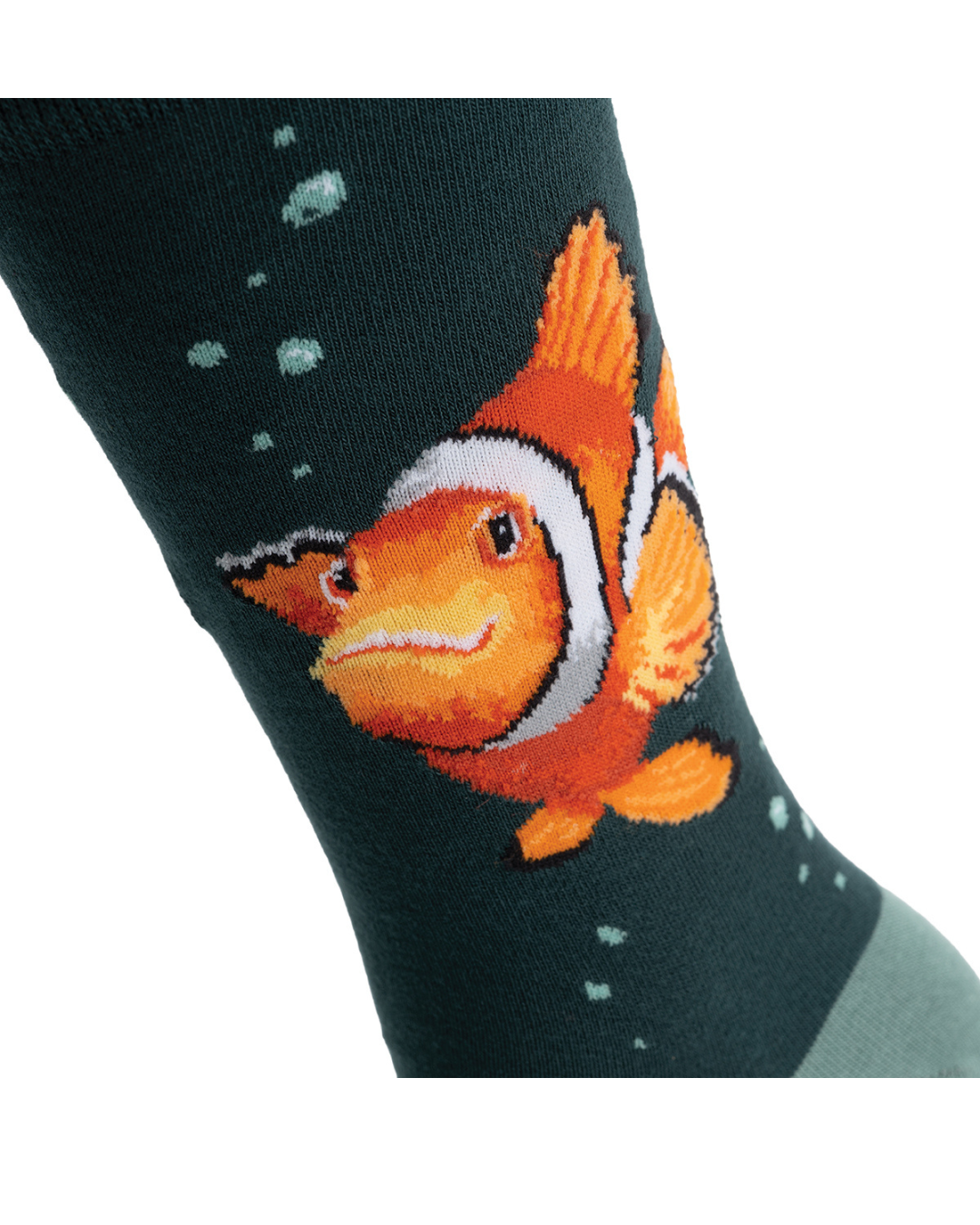 Detailansicht des Clownfisch-Motivs auf den Männersocken von Wrendale Designs