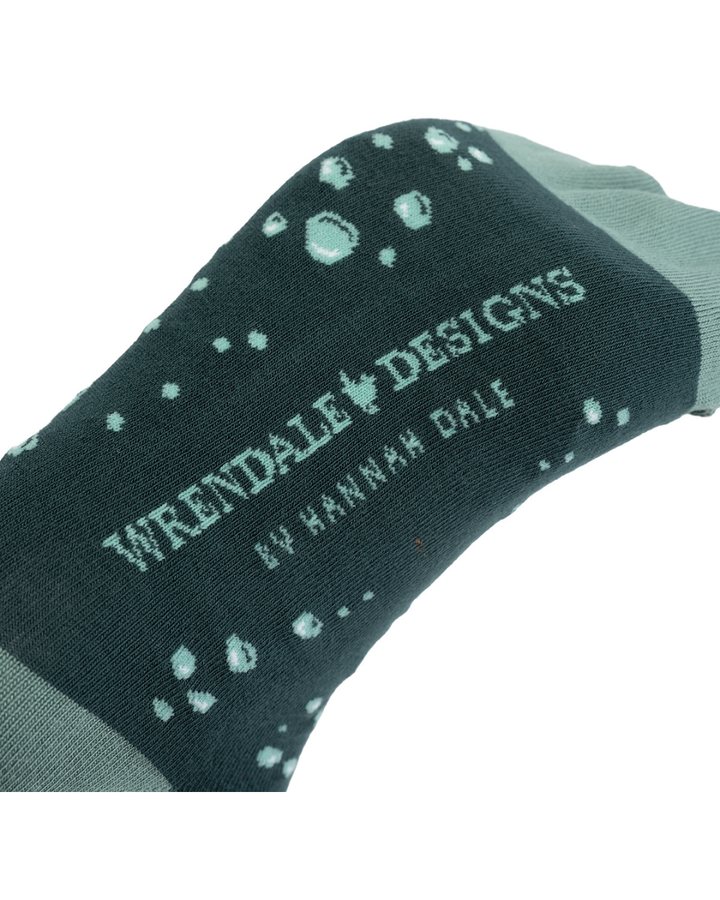 Unterseite der Clownfisch Männersocken mit eingewebtem Wrendale Designs Schriftzug