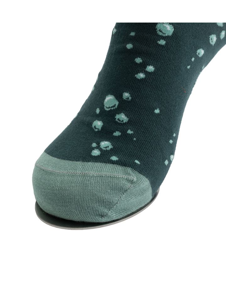 Detailaufnahme der Zehenpartie der Clownfisch Männersocken von Wrendale Designs