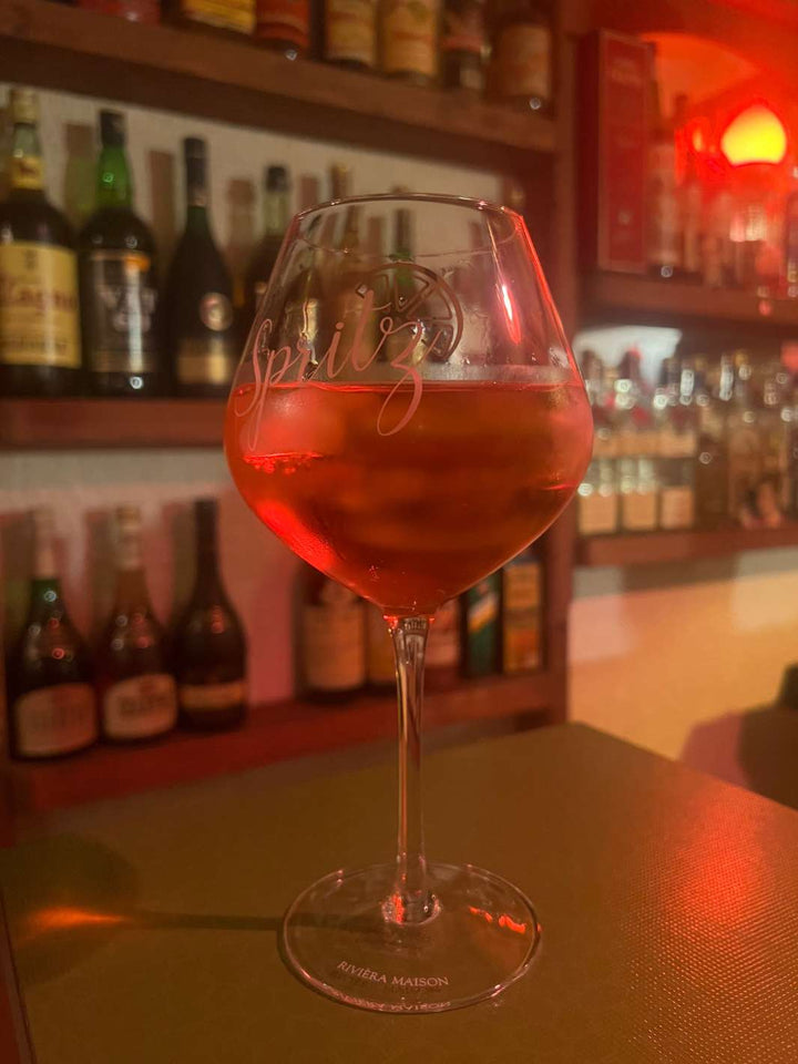 Cocktail Glas für Spritz Getränke von Rivièra Maison in einer Bar