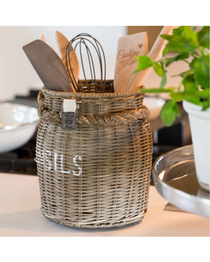 Rustic Rattan Utensils Pot auf grauem Tisch