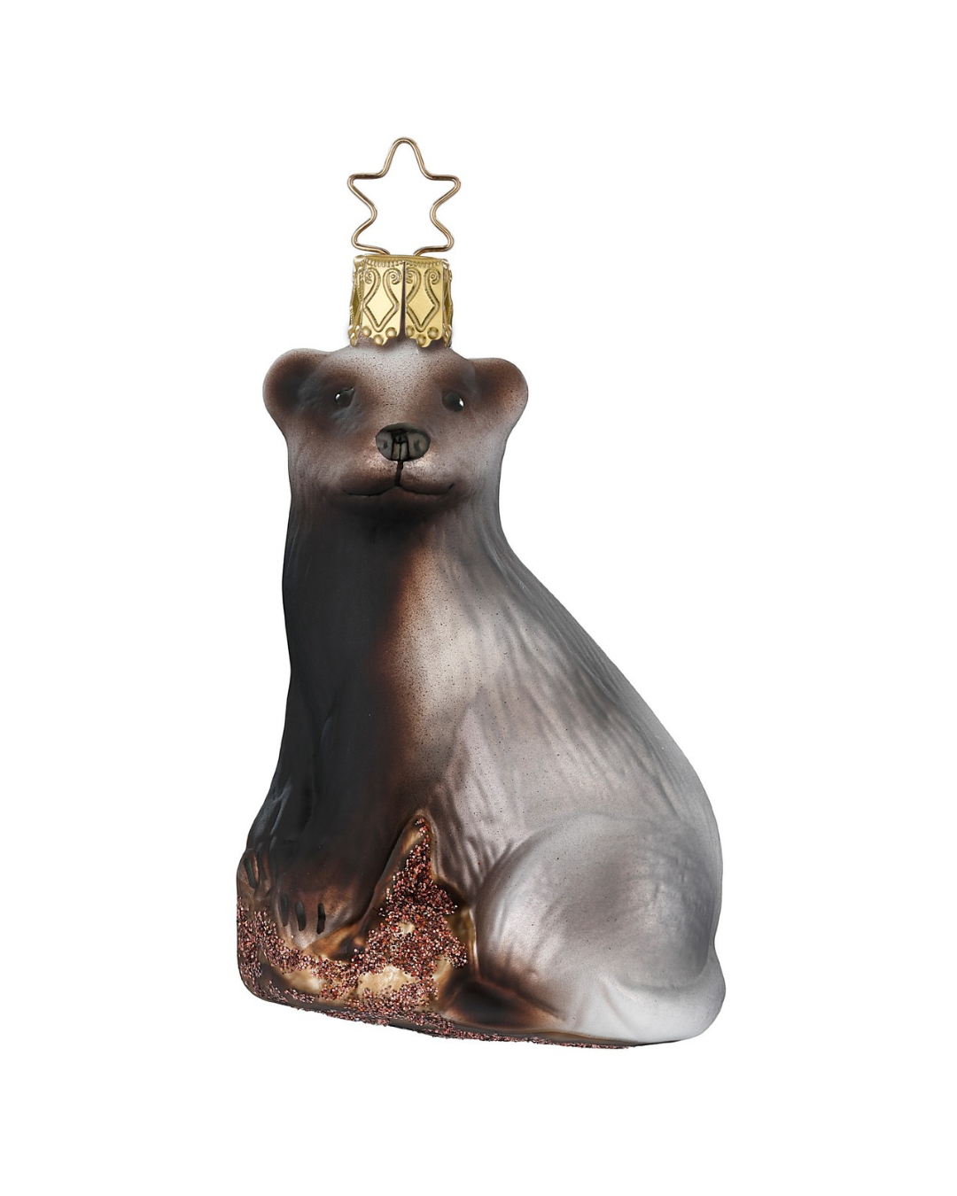 Weihnachtliches Dachs Ornament von Inge Glas vor weißem Hintergrund.