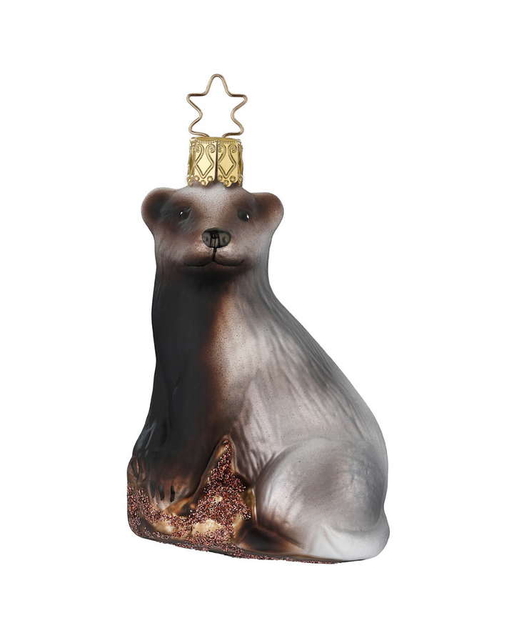 Weihnachtliches Dachs Ornament von Inge Glas vor weißem Hintergrund.