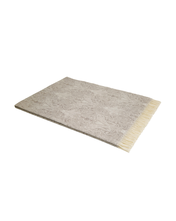 Wolldecke Paisley von Steinbeck in Beige mit Ornamentmuster und Fransen, gefaltet dargestellt