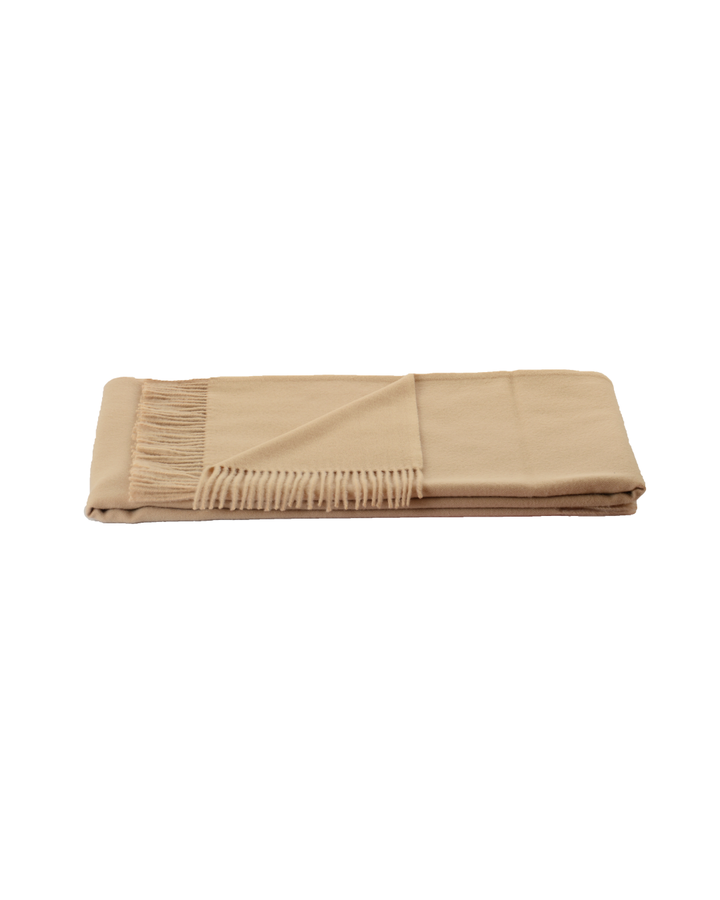 Gefaltete Wolldecke Regent von Steinbeck in Beige mit Fransen, liegend fotografiert vor neutralem Hintergrund