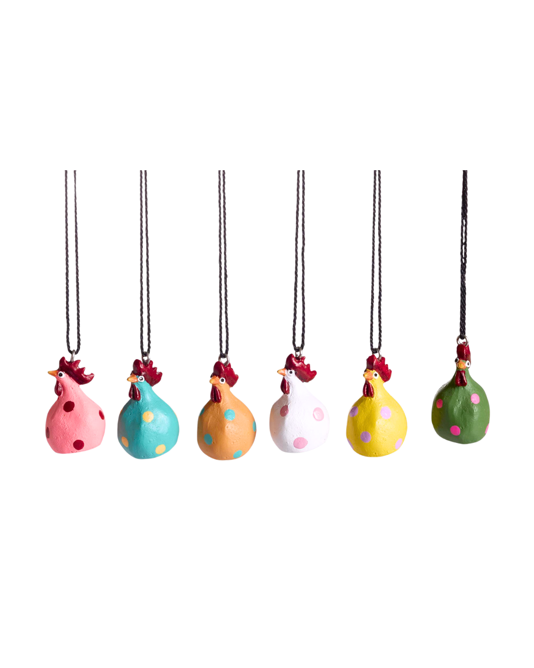 Mehrere hängende Hühner „Poppy“ von Nääsgränsgården in verschiedenen Farben mit Punkten an schwarzen Bändern