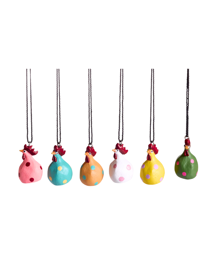 Mehrere hängende Hühner „Poppy“ von Nääsgränsgården in verschiedenen Farben mit Punkten an schwarzen Bändern