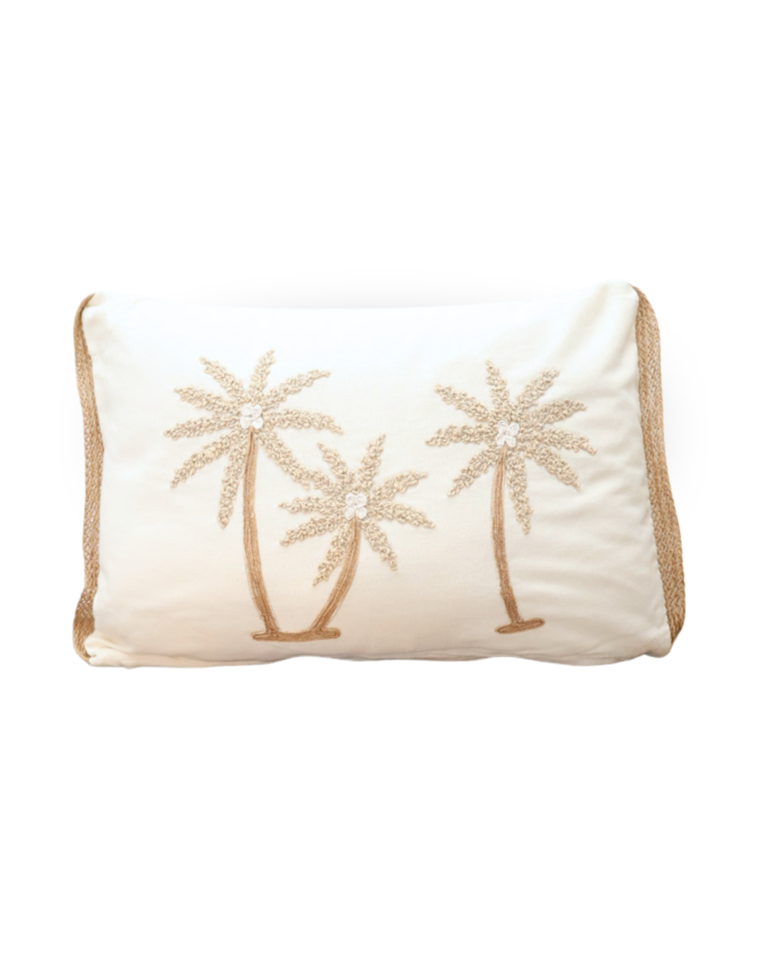 Dekokissen Palmen-Trio von J-Line in naturalen Erdtönen mit filigranen Palmenmotiven, arrangiert auf hellem Hintergrund.