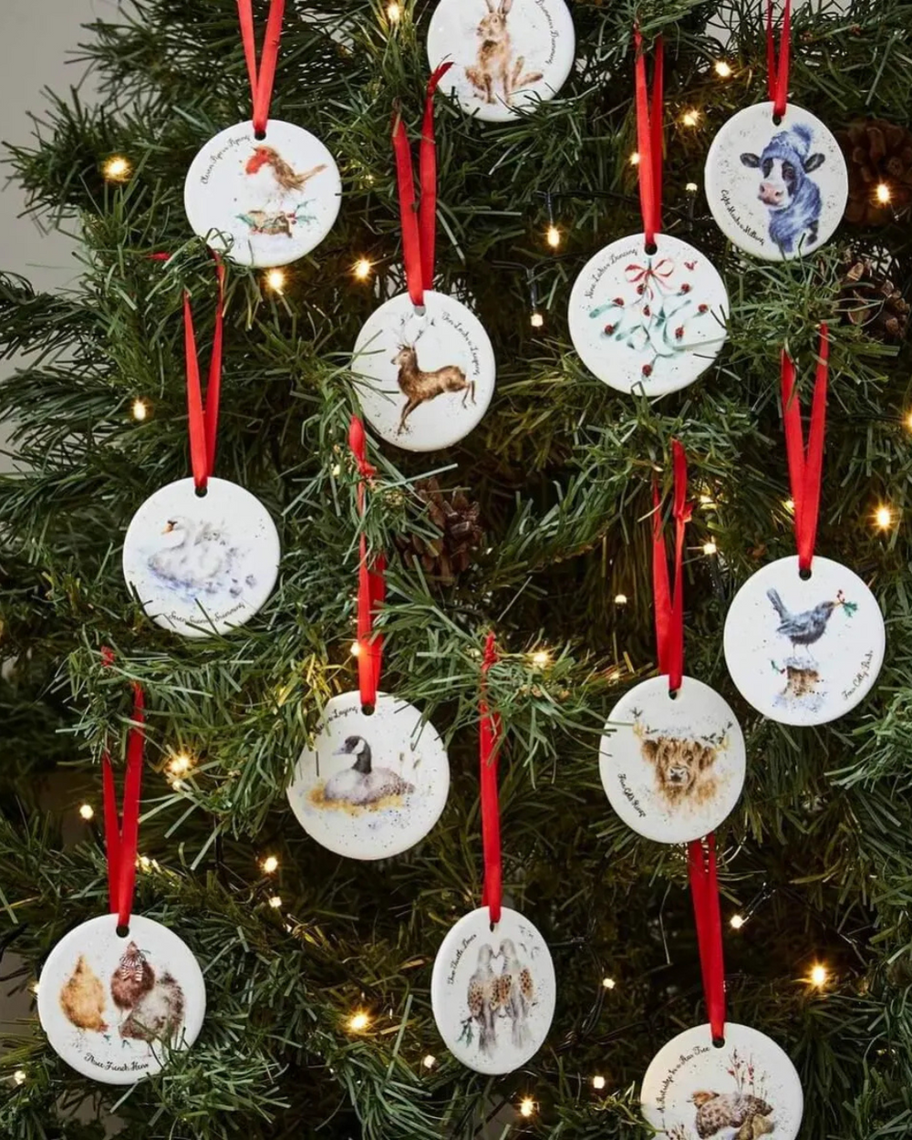Christbaum mit dekorierten Porzellananhängern 12 Days of Christmas von Wrendale Designs.