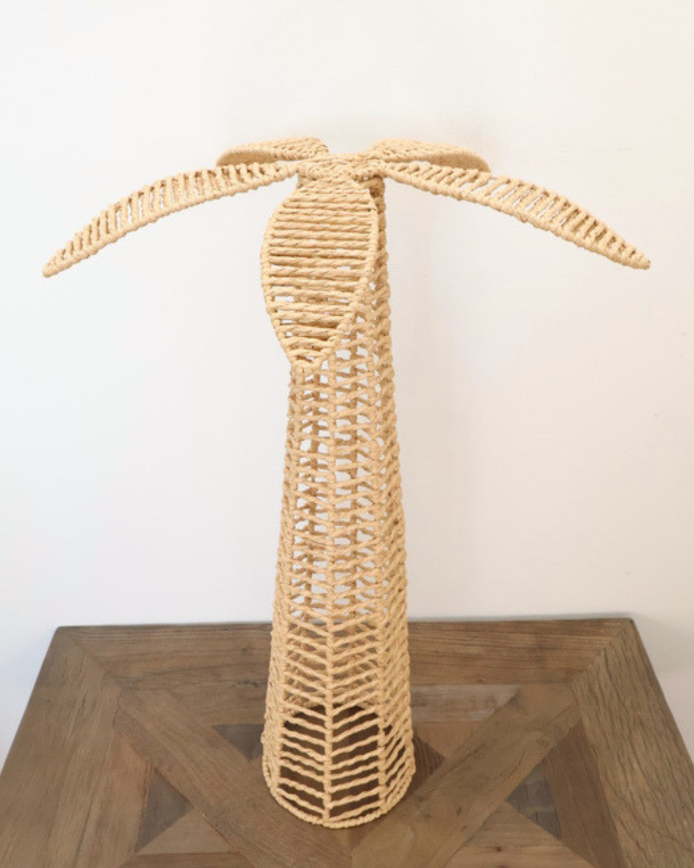 Detailaufnahme der Großen Deko-Palme von J-Line mit filigranen Blättern und natürlichem Look.