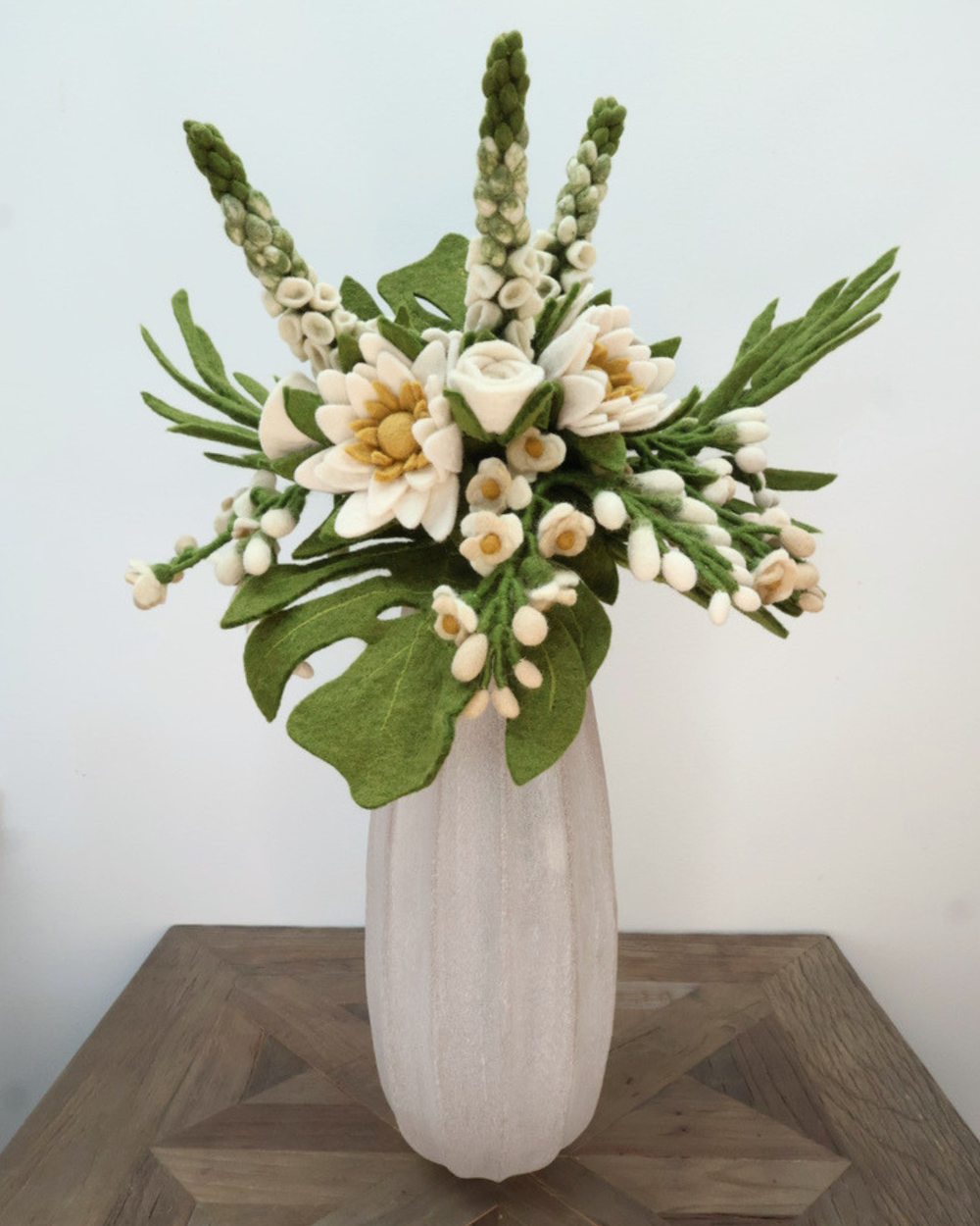 Hellbraune Blumenvase Bradley von Light & Living mit Filzblumenarrangement auf hellem Holztisch.