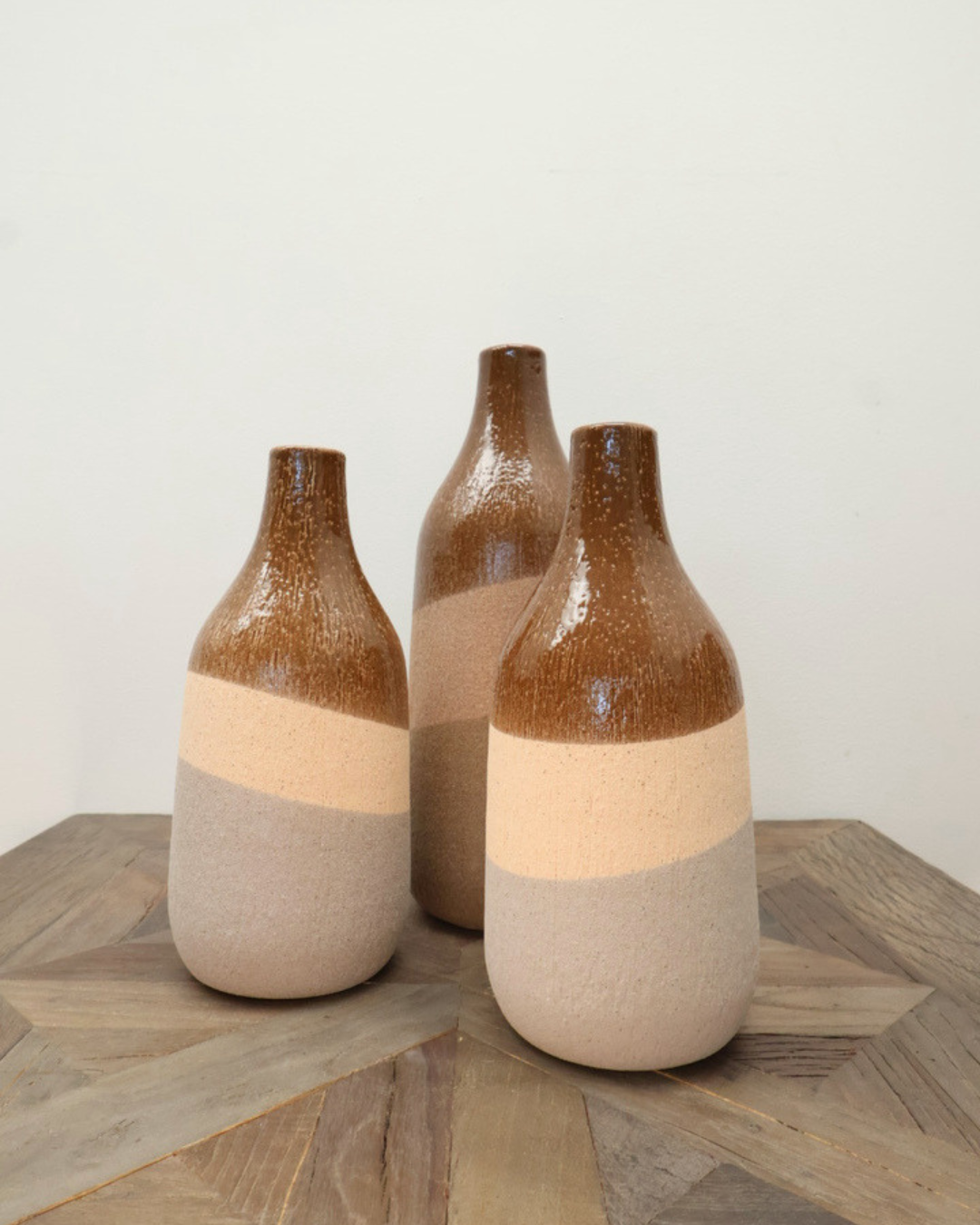 3 braune Dekovasen "Zubiri" von Light & Living auf hellem Holztisch.