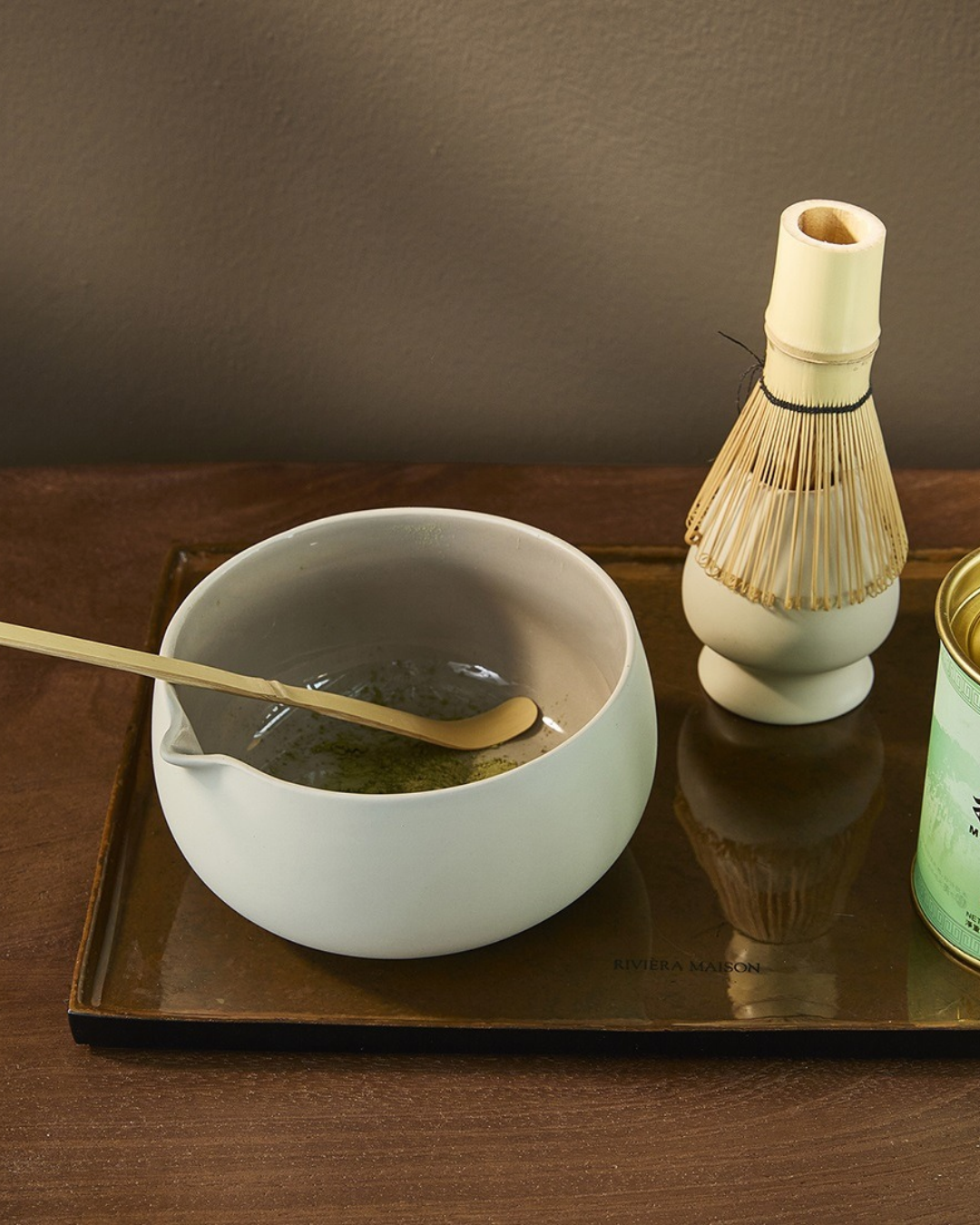 Vierteiliges Matcha Bowl &amp; Whisk Set "Clement" von Riviera Maison. Hellbeige Schüssel und Quirlhalter mit Rührlöffel und Quirl aus hellem Holz. Hier in Benutzung.