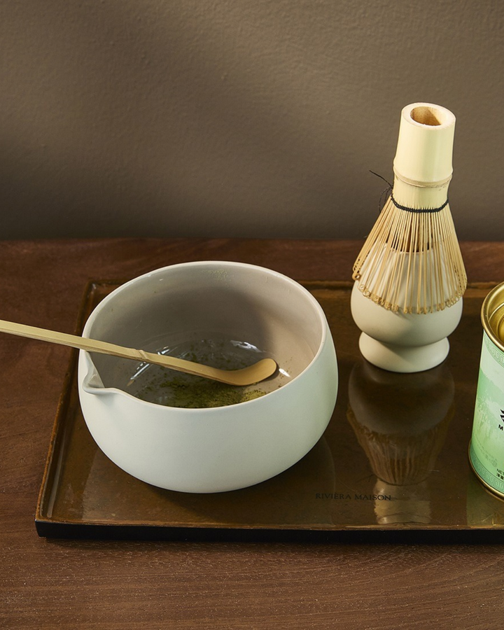 Vierteiliges Matcha Bowl &amp; Whisk Set "Clement" von Riviera Maison. Hellbeige Schüssel und Quirlhalter mit Rührlöffel und Quirl aus hellem Holz. Hier in Benutzung.