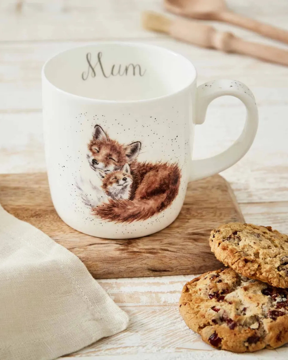 Große Fuchs Tasse Mum von Wrendale Designs dekorativ auf Holzbrett mit Keksen angerichtet