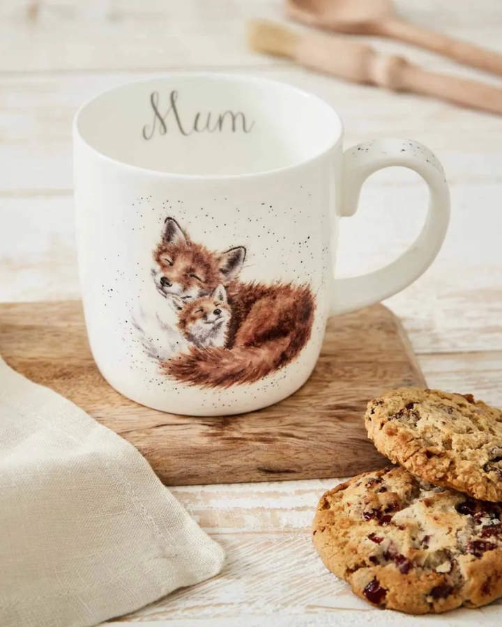 Große Fuchs Tasse Mum von Wrendale Designs dekorativ auf Holzbrett mit Keksen angerichtet