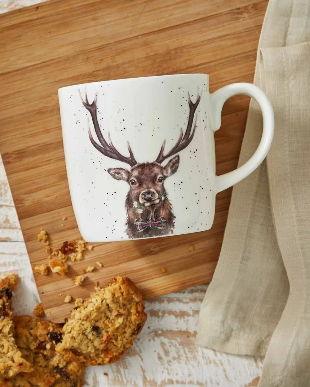 Große Hirsch Tasse Dad von Wrendale Designs dekorativ auf Holzbrett mit Gebäck angerichtet