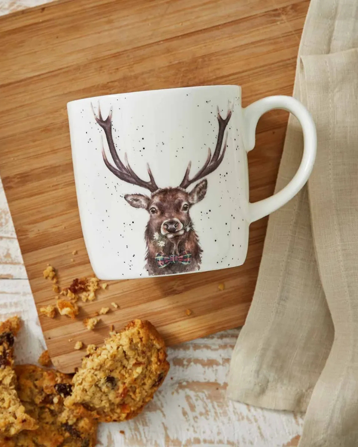 Große Hirsch Tasse Dad von Wrendale Designs dekorativ auf Holzbrett mit Gebäck angerichtet