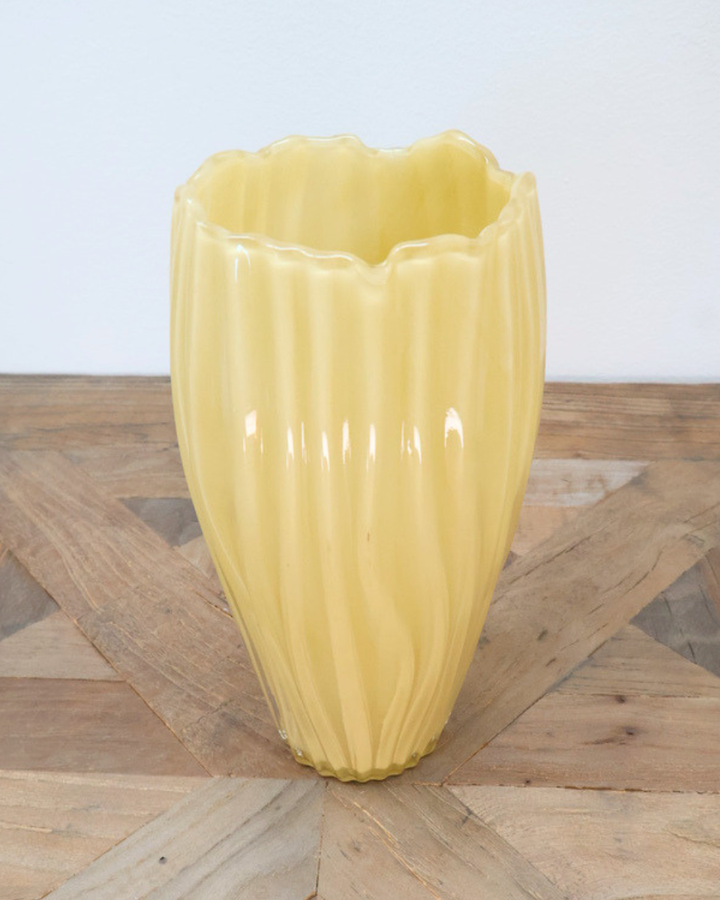 Hellgrüne Blumenvase Besalu von Light & Living mit frischem Blumenarrangement auf hellem Holztisch.