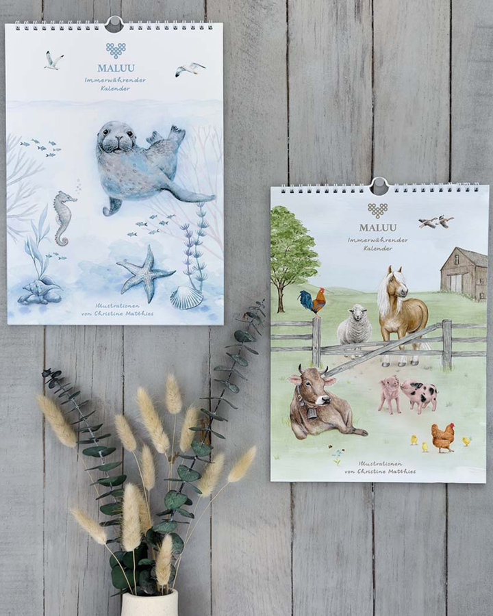 „Maluu Kalender Farm & Maritim im Vergleich an der Wand hängend“
