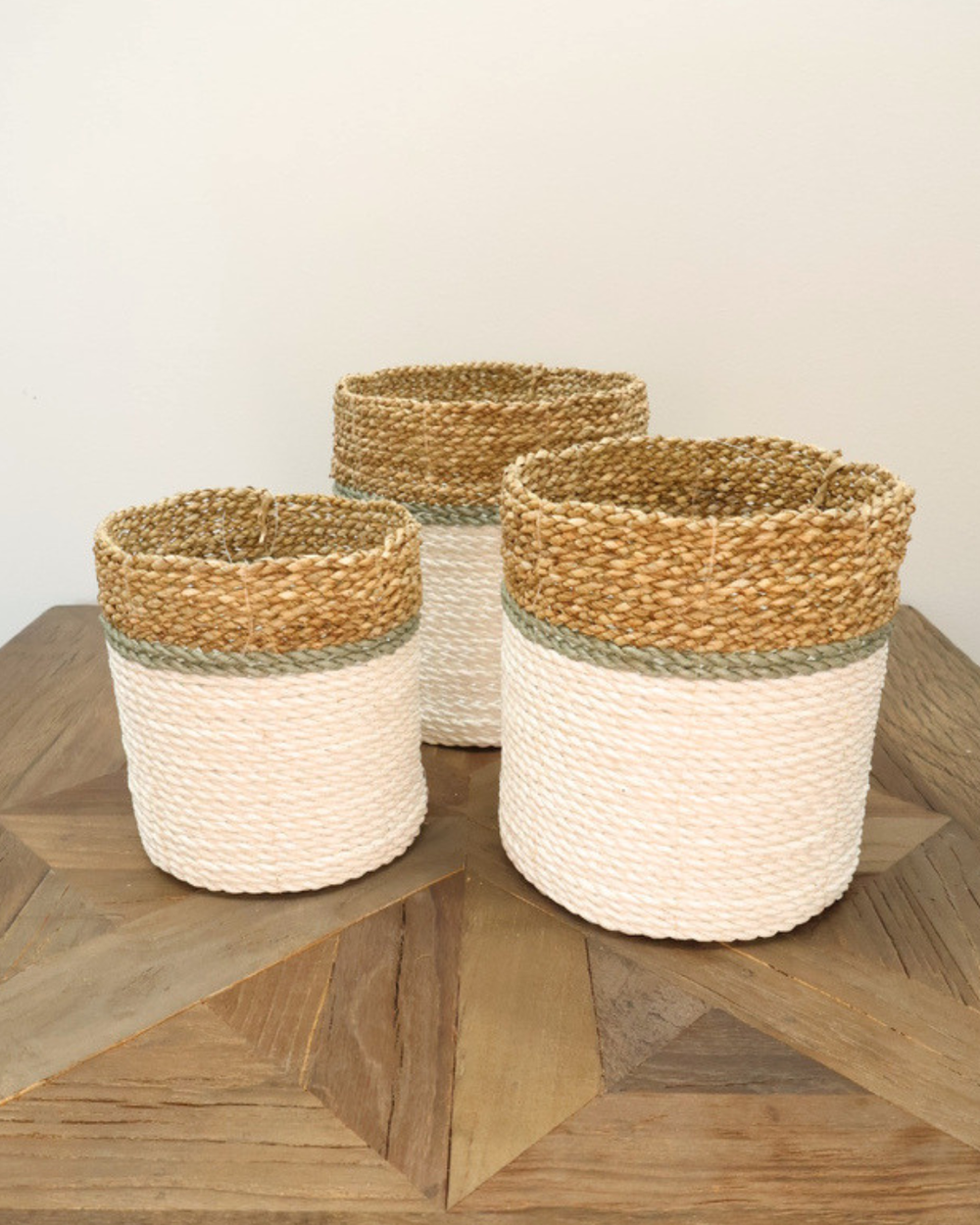 Nahaufnahme der 3 Körbe Weiß/grün von Eigen en Anders, auf hellem Holztisch.