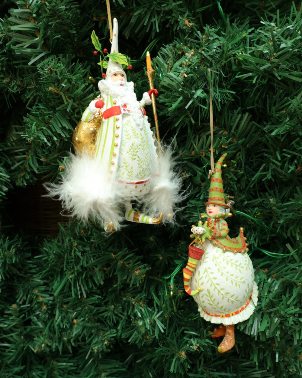 Krinkles candle Light "Santa with Stocking Ornament" von Patience Brewster hängen an Tannenbaum. Zu sehen sind der Weihnachtsmann und seine Frau.