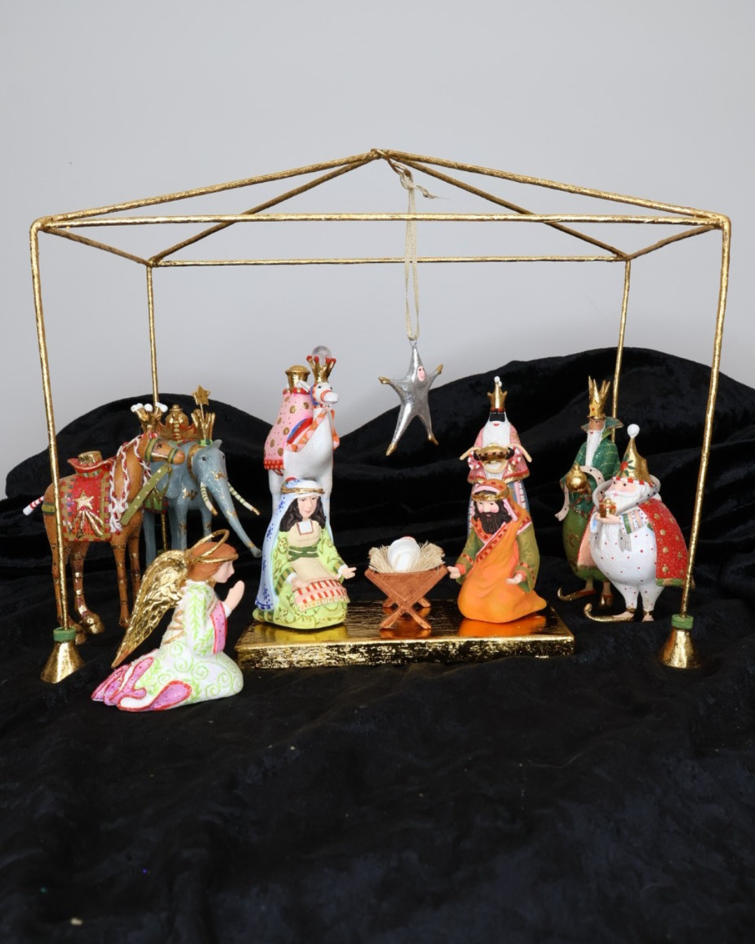 Dekorierte Krinkle Krippe mit den Grundfiguren von Patience Brewster.