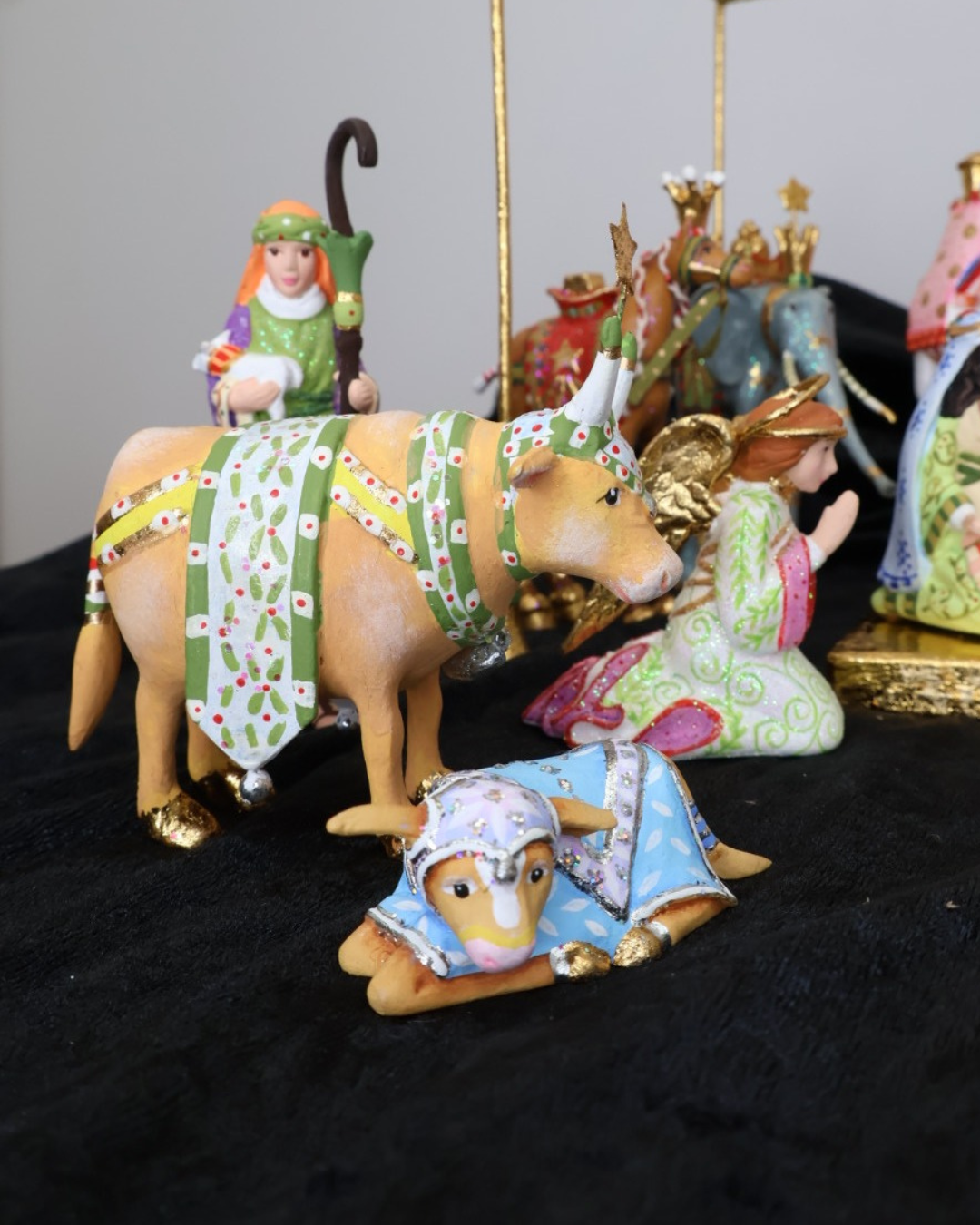 In der Krinkle Krippe dekorierte Kuh mit Kalb von Patience Brewster.